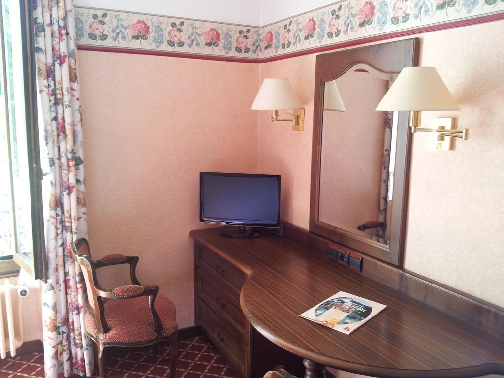 Aux Meubles Du Manoir Apart otel Aix-les-Bains Oda fotoğraf